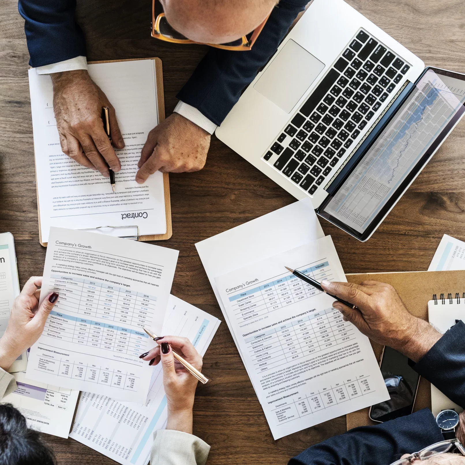 group-business-people-having-meeting (1)
